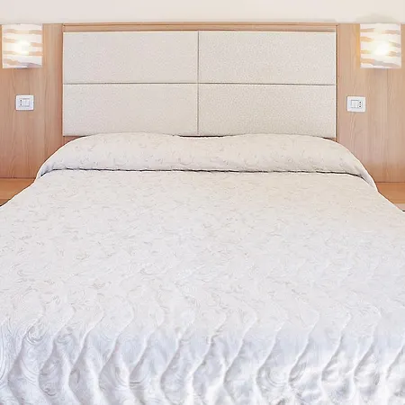 Ambassador Hotell 3*